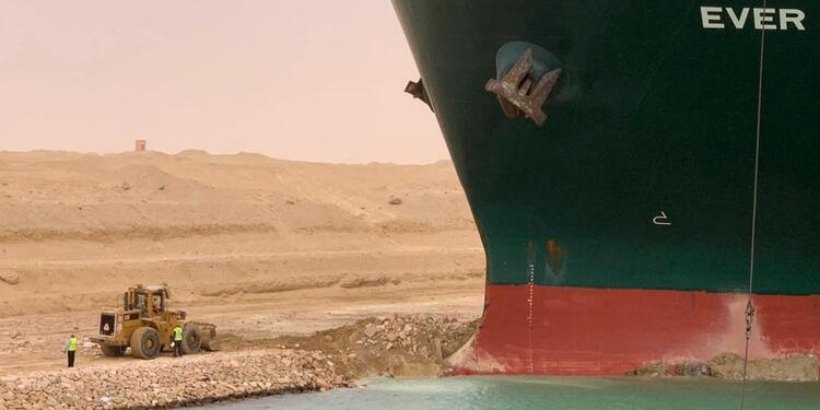 Buque Ever Given que bloquea el canal de Suez