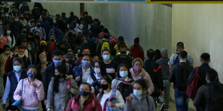 Aglomeraciones en Transmilenio en tercer pico de contagios de covid-19