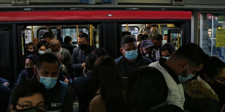 La baja afluencia de pasajeros durante los confinamientos generados por la pandemia acabó afectando a los sistemas masivos de transporte. Aglomeración de Transmilenio en pleno tercer pico de contagios de covid-19