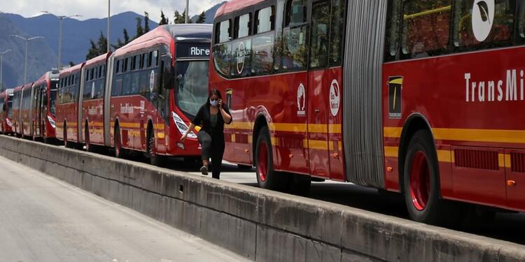 Trancón en Transmilenio por protestas en Bogotá