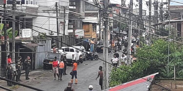 Una persona muerta y un uniformado herido