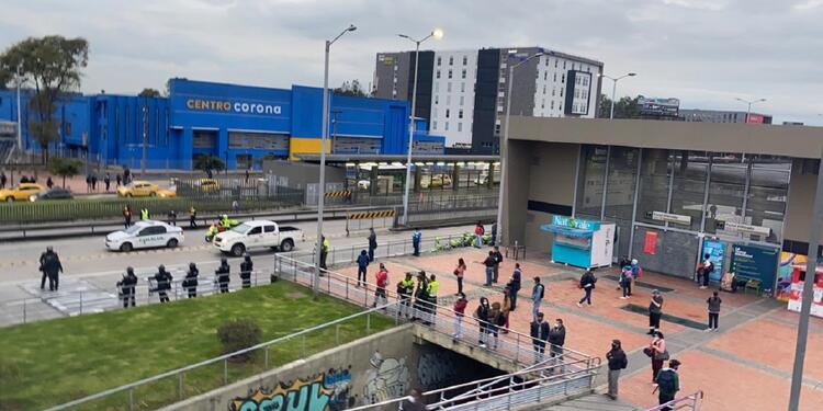 Conductores de Transmilenio salieron a protestar este martes en el portal El Dorado