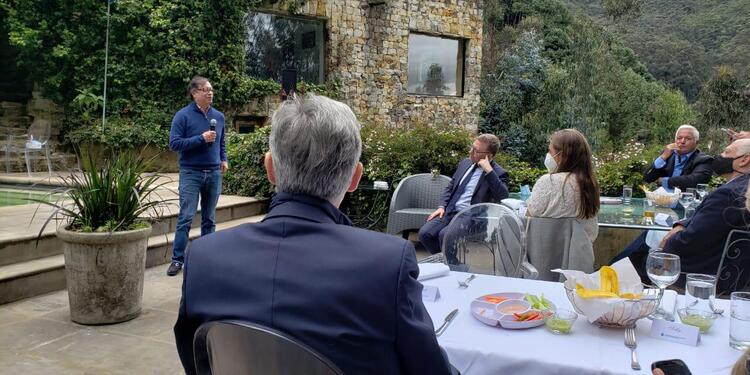 Gustavo Petro en reunión con empresario del país en pleno paro nacional.