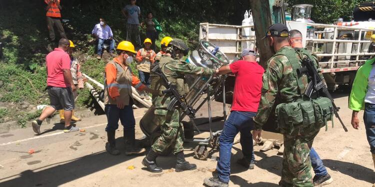 Soldados del Batallón Voltígeros de la Brigada 17 apoyan el transporte de oxígeno.