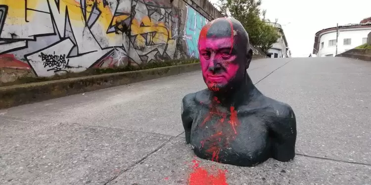 Fue derribada por manifestantes en Manizales