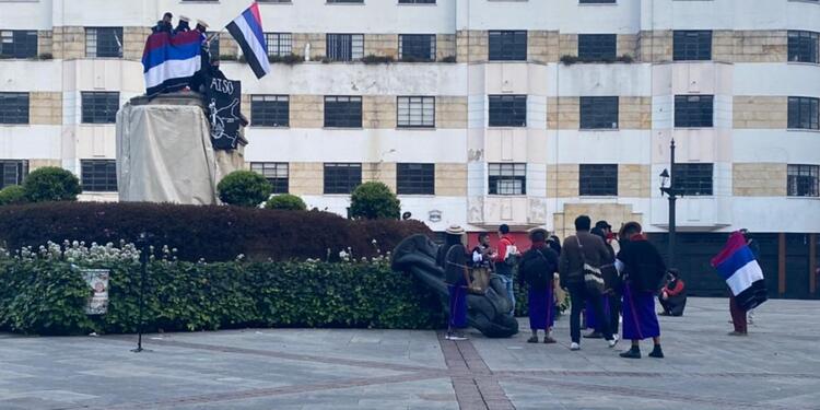 Derriban estatua de Gonzálo Jiménez de Quesada en Bogotá