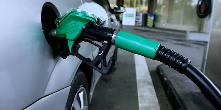 Vehículo en estación de gasolina Vehículo en estación de gasolina