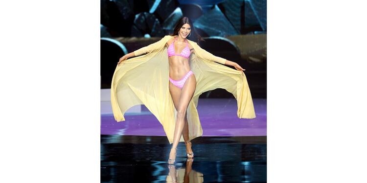 Laura Olascuaga en desfile en traje de baño en Miss Universo