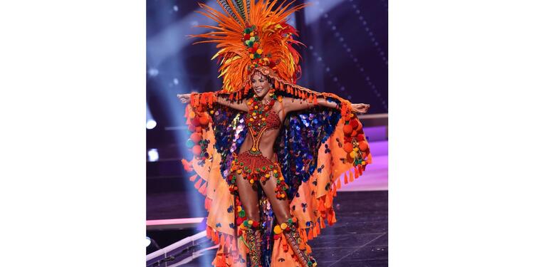 Desfile en traje típico de Laura Olascuaga en Miss Universo