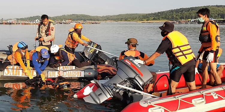 Rescatistas buscan pasajeros de barco volcado en Java