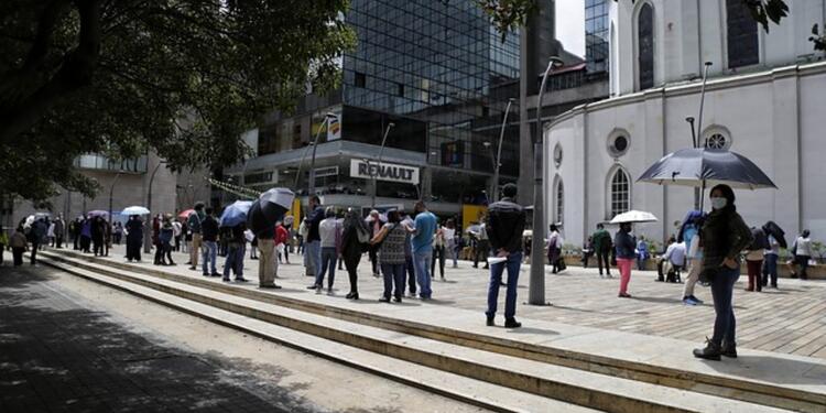 Personas en busca de un empleo Personas haciendo fila en busca de un empleo