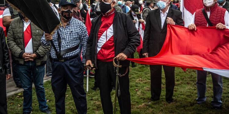 Militares retirados se manifiestan contra elecciones en Perú
