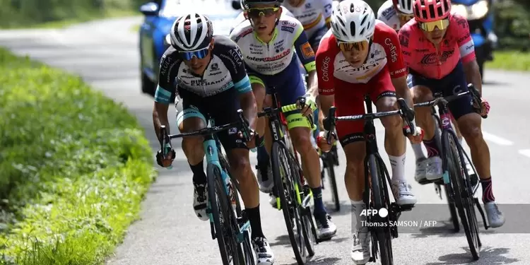 Esteban Chaves y Sergio Higuita en el Tour de Francia 2021