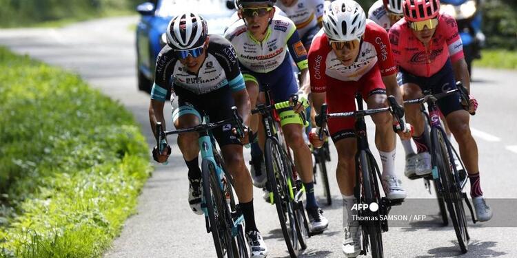 Esteban Chaves y Sergio Higuita en el Tour de Francia 2021