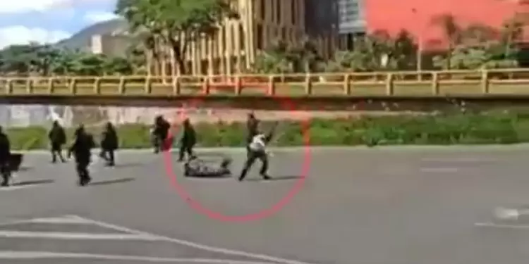 La mujer fue agredida con una patada por la espalda. La mujer fue agredida con una patada por la espalda.