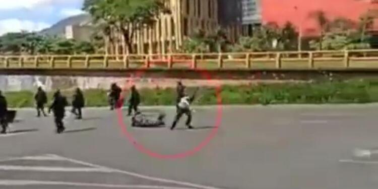 La mujer fue agredida con una patada por la espalda. La mujer fue agredida con una patada por la espalda.