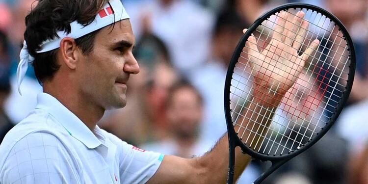 Roger Federer en el campo de juego. Roger Federer, tenista suizo