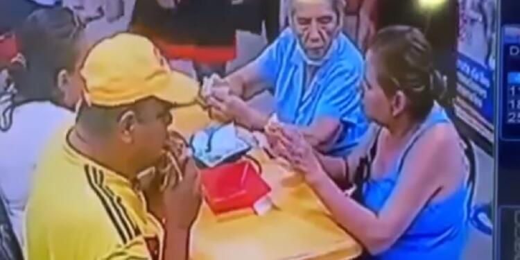 Ponen cabello en la comida