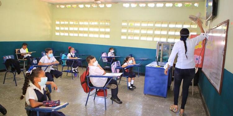 Aula de clase con estudiantes y docente