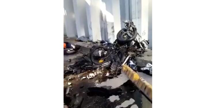 Tragedia en Bogotá: Vehículo le cae encima a motociclistas en deprimido de la 94