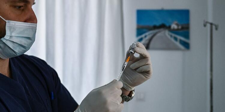 Aunque la vacunación tenía algo de esperanza para el mundo, ahora con la variante Delta las cosas volvieron a complicarse. Vacunación contra covid en Grecia será obligatoria para personal sanitario.
