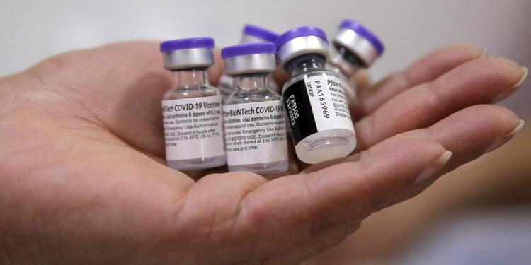 Viales con vacunas de Pfizer Vacunas de Pfizer contra la covid-19