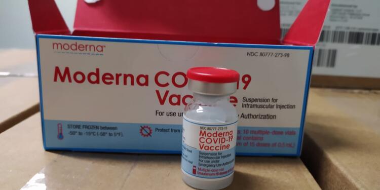 vial con dosis de vacuna de Moderna El país ha recibido varios lotes de vacunas de Moderna