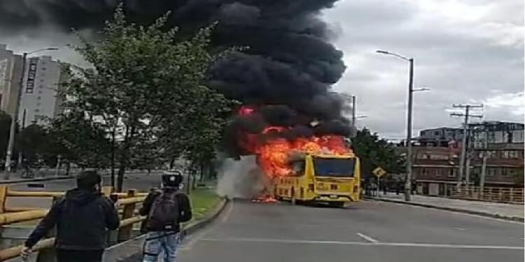 Bus en Suba quemado por vándalos Bus en Suba quemado por vándalos
