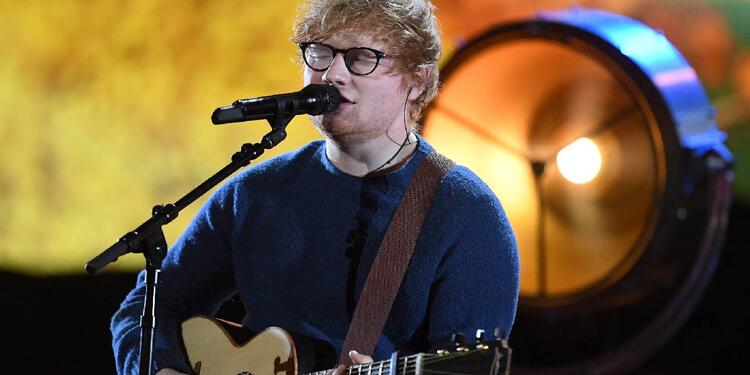 Ed Sheeran ofreciendo un show en vivo Ed Sheeran
