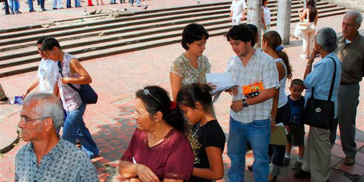 Personas hacen fila para realizar trámites Personas hacen fila para realizar trámites