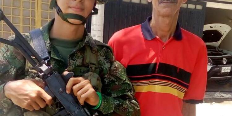 Gilberto Castellanos con su hijo en zona rural de Cúcuta