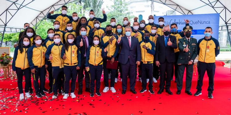 Presidente Iván Duque junto con la delegación deportiva de Tokio 2020