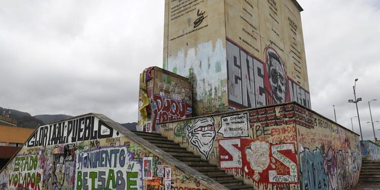 Monumento de Los Héroes vandalizado.