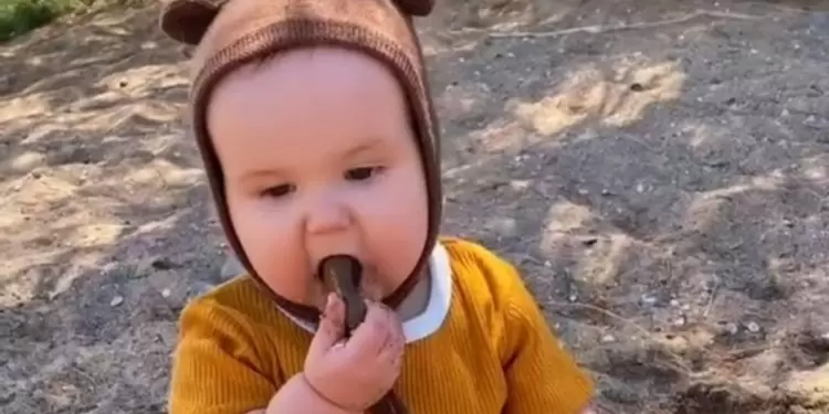 Madre vegana dejar comer arena y piedras a su bebé