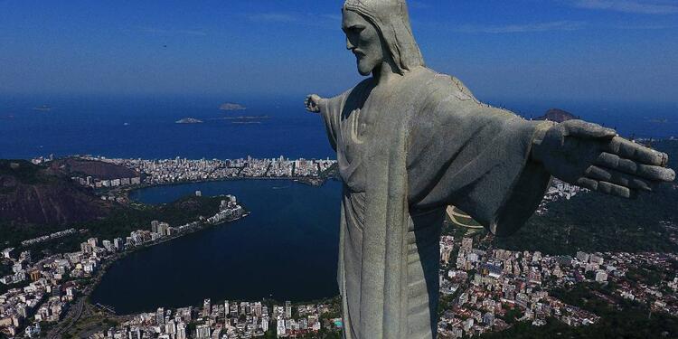 Jóvenes son arrestados por subirse a la estatua del Cristo Redentor