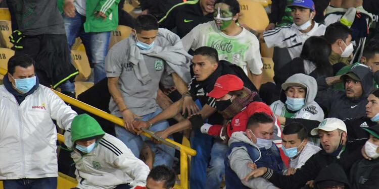 Pelea entre hinchas de Santa Fe y Nacional Pelea entre hinchas de Santa Fe y Nacional