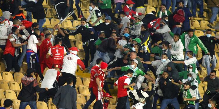 Pelea entre hinchas de Nacional y Santa Fe en El Campín
