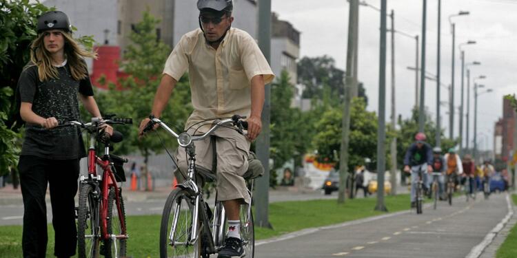 Personas en bicicleta en día sin carro en Bogotá