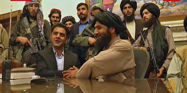 Talibanes celebran que se tomaron Kabul y el palacio presidencial.