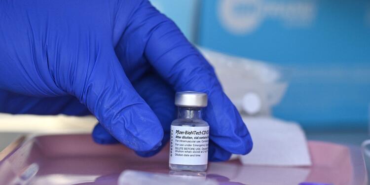 Tercera dosis de vacuna de Pfizer se está aplicando en Israel.