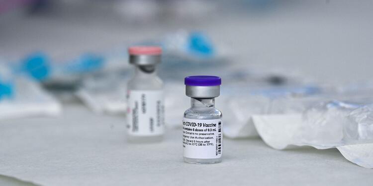 Vacuna de Pfizer con el diluyente que se usa para aplicarla