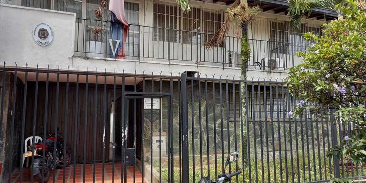 Así luce el Consulado de Venezuela en Medellín.
