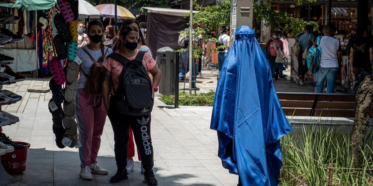 Mujer con burka en Medellín.