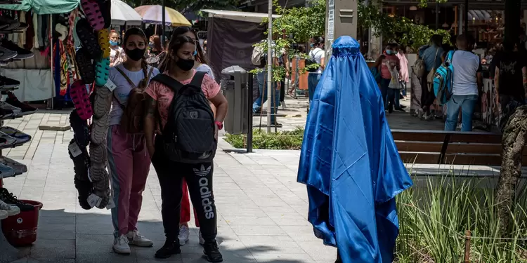 Mujer con burka en Medellín.