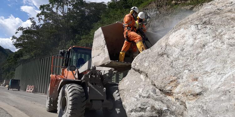 Remoción piedra km 58