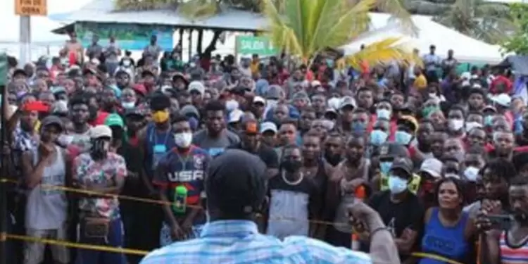 Migrantes represados en Necoclí, Antioquia.
