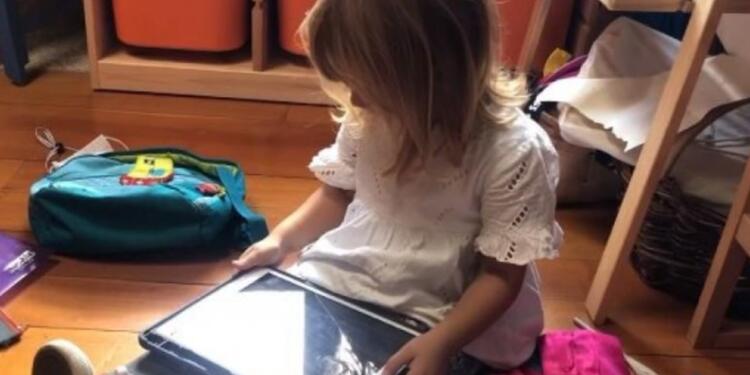 Niña de tres año habla con Siri