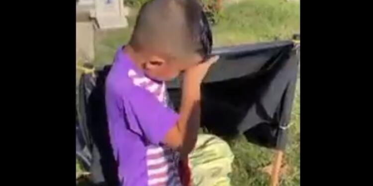 Niño vive en cementerio