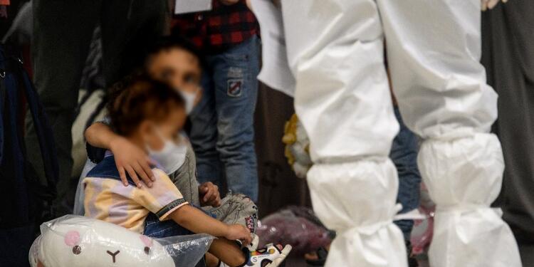 Niños afganos evacuados de Afganistán sin sus papás