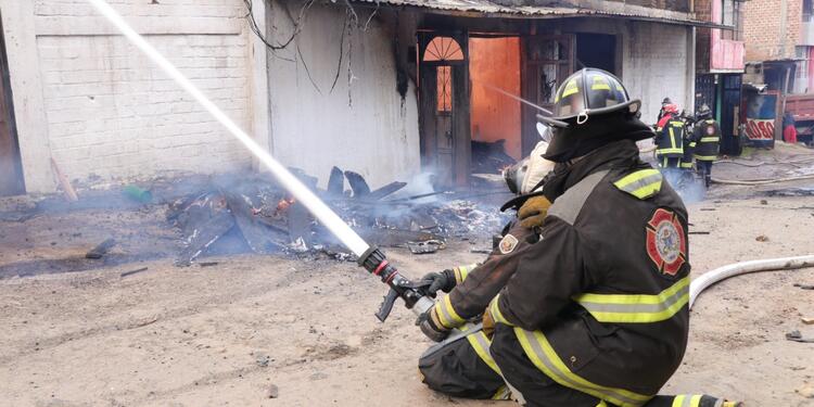 Bomberos luchando contra las llamas